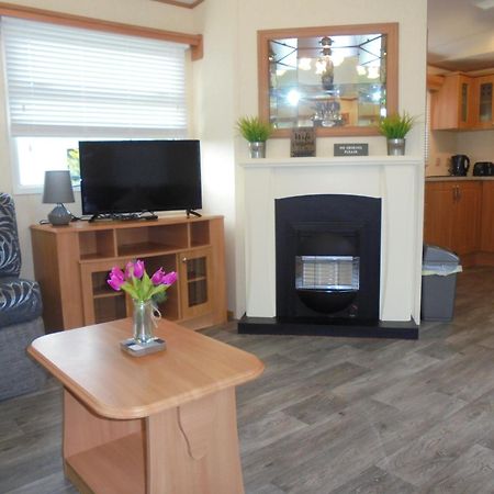Modern 2 Bedroom Static Caravan - Lyons Kingsley Holiday Park - Pensarn, Abergele - Pet Friendly Eksteriør bilde