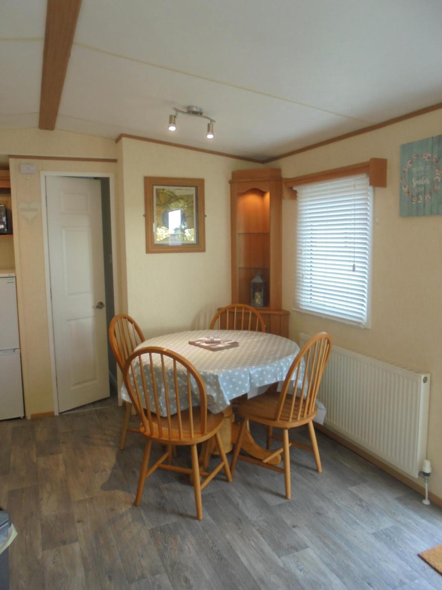 Modern 2 Bedroom Static Caravan - Lyons Kingsley Holiday Park - Pensarn, Abergele - Pet Friendly Eksteriør bilde