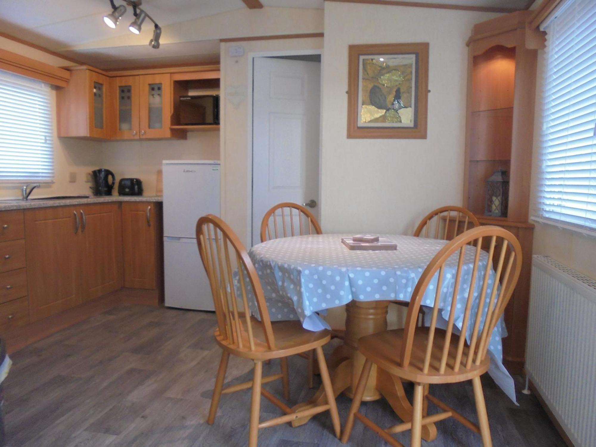 Modern 2 Bedroom Static Caravan - Lyons Kingsley Holiday Park - Pensarn, Abergele - Pet Friendly Eksteriør bilde