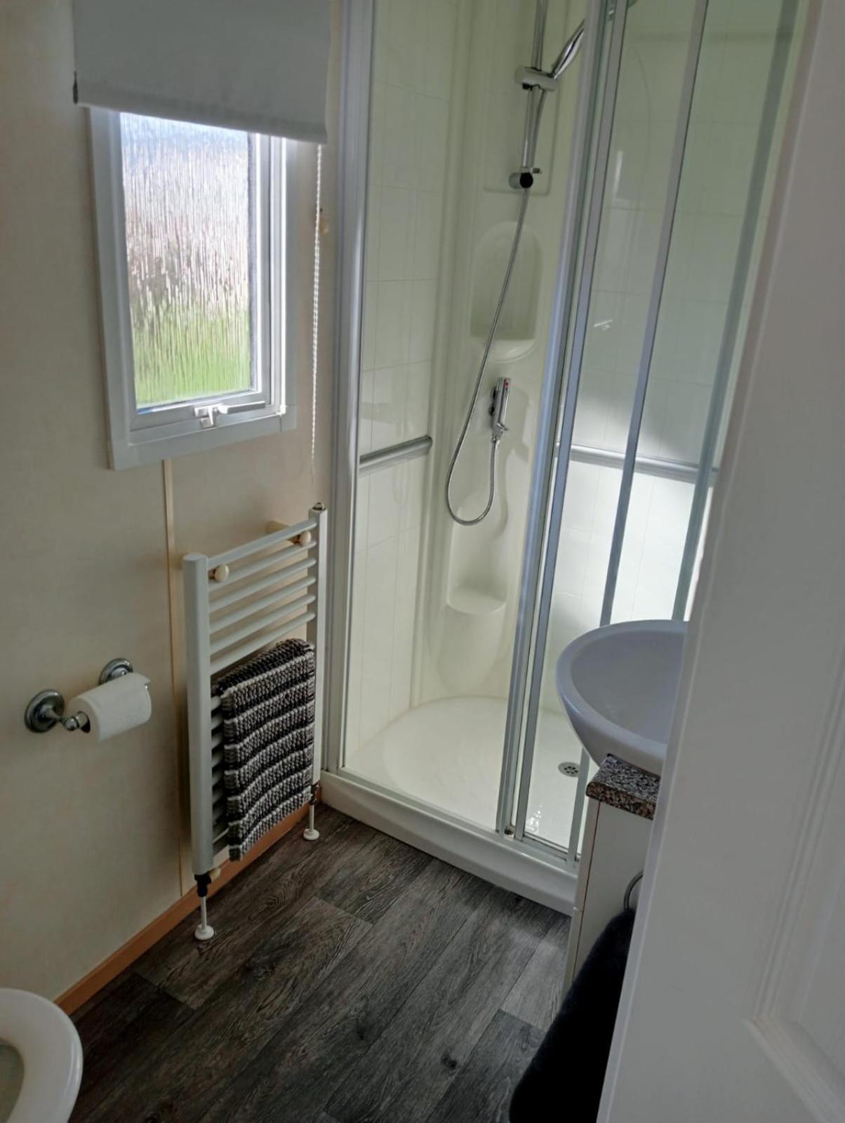 Modern 2 Bedroom Static Caravan - Lyons Kingsley Holiday Park - Pensarn, Abergele - Pet Friendly Eksteriør bilde