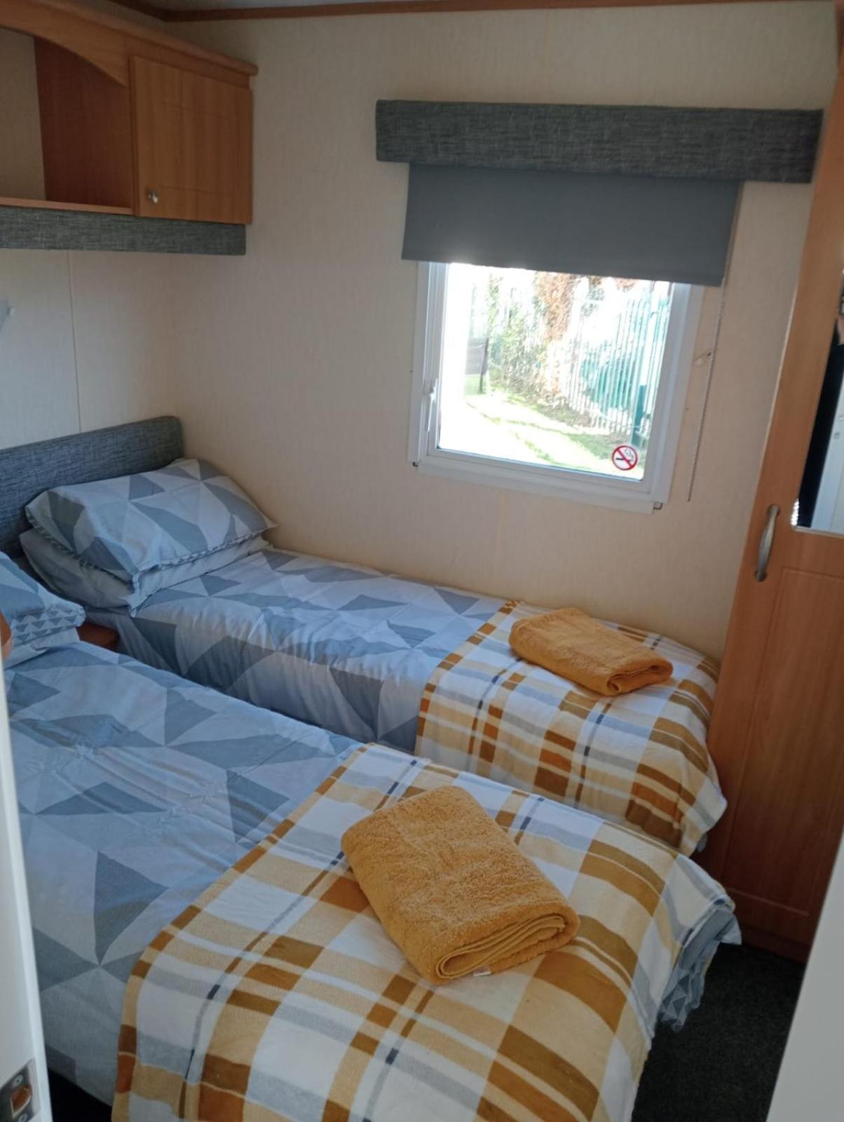 Modern 2 Bedroom Static Caravan - Lyons Kingsley Holiday Park - Pensarn, Abergele - Pet Friendly Eksteriør bilde