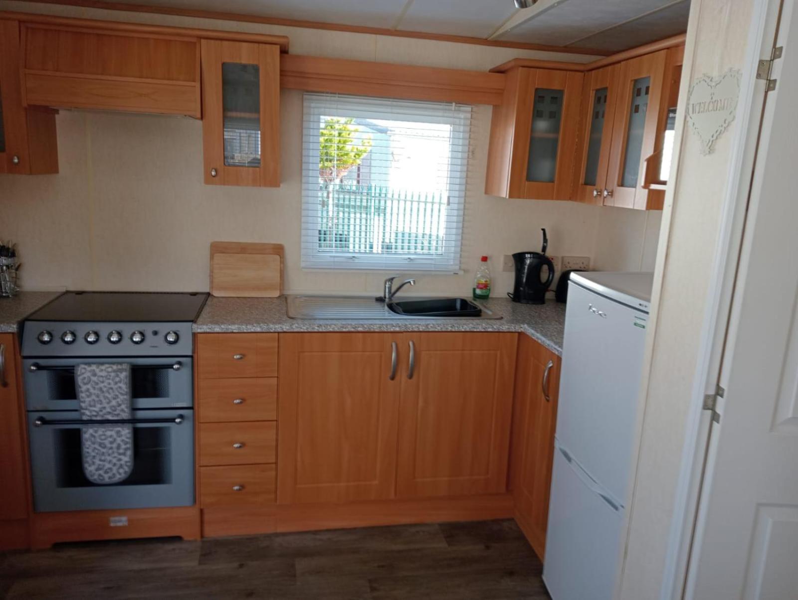 Modern 2 Bedroom Static Caravan - Lyons Kingsley Holiday Park - Pensarn, Abergele - Pet Friendly Eksteriør bilde
